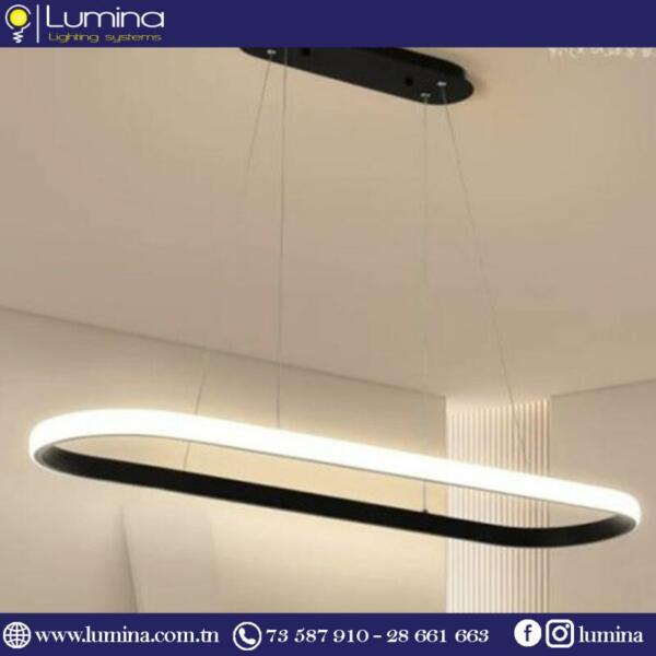 Lustre led linéaire noir suspendu dans un salon moderne